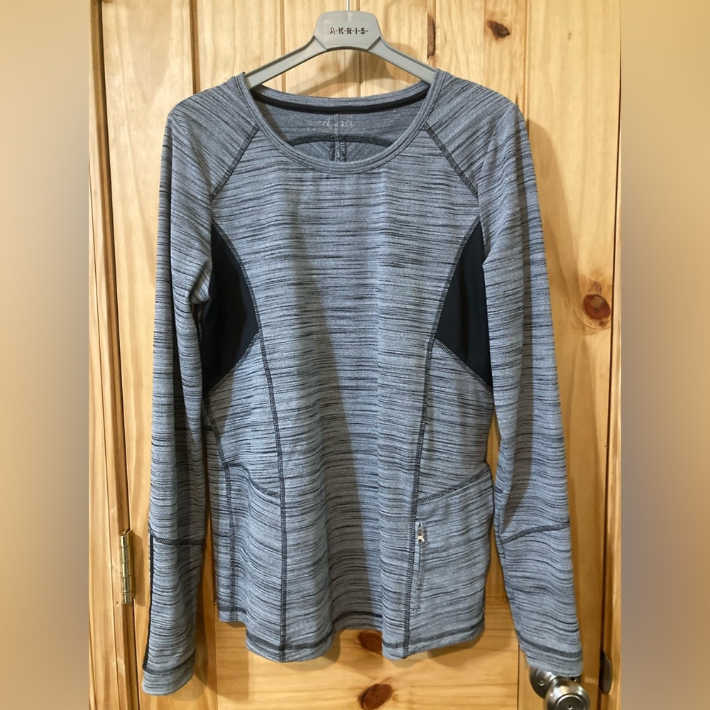 Aveva woman’s over-sized size S long-sleeved pullover activewear top